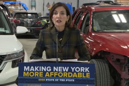 Kathy Hochul reiteró su compromiso con reducir las primas de seguro de automóviles