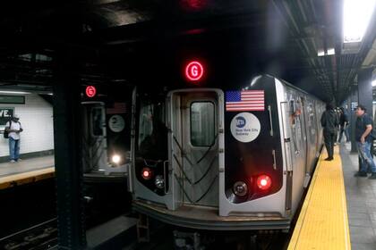 Kathy Hochul reveló que Nueva York instalará más barreras en las plataformas de las estaciones del metro