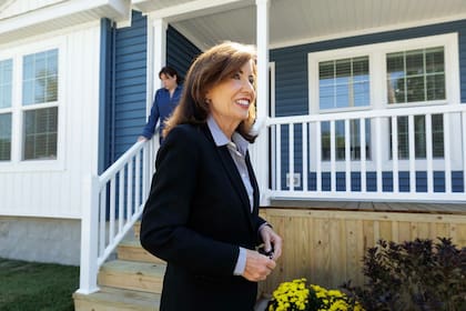 Kathy Hochul señala que ningún adulto mayor de Nueva York debería perder su vivienda por no poder pagar los impuestos prediales