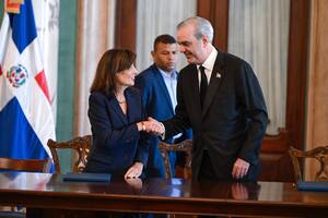 Buenas noticias para los dominicanos: Kathy Hochul celebra la firma de un acuerdo binacional