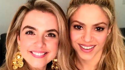 Kathy Koop junto a su amiga y "clienta", Shakira