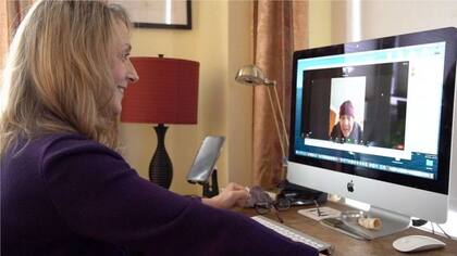 Kathy Seckler y su gemela Lori Pritzl tienen una relación amorosa, aunque a veces difícil, después de que se separaron al nacer y se reencontraron cuando eran adolescentes