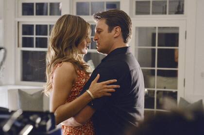 Katic y Nathan Fillion, en una escena de la serie