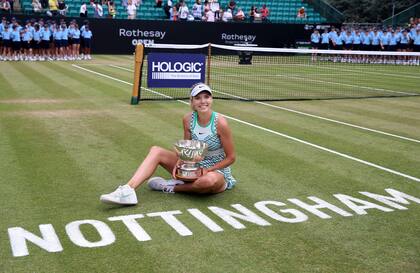 Katie Boulter posa con el trofeo de campeona tras derrotar a Jodie Burrage 6-3, 6-3 en la final del Abierto de Nottingham, el domingo 18 de junio de 2023. (Nigel French/PA vía AP)