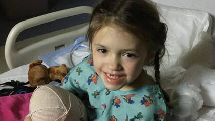 Katie con una sonrisa de oreja a oreja en el hospital
