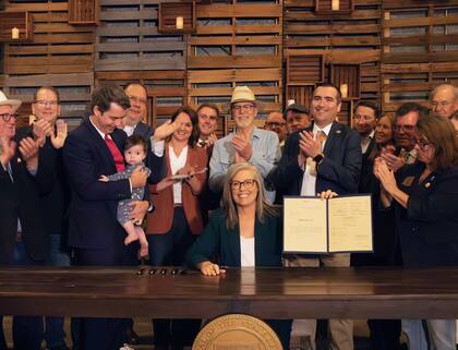 Katie Hobbs destaca que la ley SB 1611 no solo conservará agua, sino que también reducirá el costo de la vivienda y generará empleos