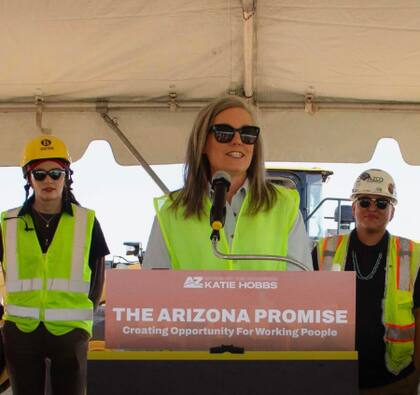 Katie Hobbs propone una nueva tarifa para alquileres a corto plazo en Arizona (Facebook/Katie Hobbs)