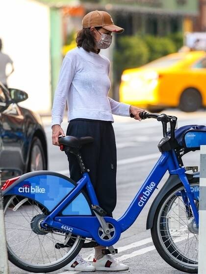Katie Holmes deja la bicicleta con la que paseó por las calles de Nueva York