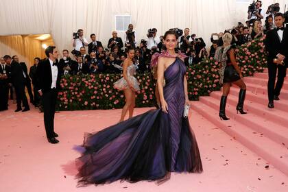 Katie Holmes, en la alfombra rosa de la gala del Met