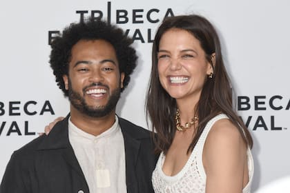 Katie Holmes y Bobby Wooten III en la alfombra roja del Festival de Cine de Tribeca en la Ciudad de Nueva York, en 2022