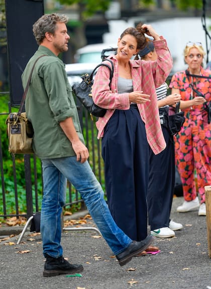 Katie Holmes y Joshua Jackson siguen generando expectativas entre los fans de Dawson´s Creek en las grabaciones de Happy Hours. El miércoles pasado, los actores -quienes fueron pareja en la ficción y también en la vida real- fueron fotografiados en pleno set, en Nueva York
