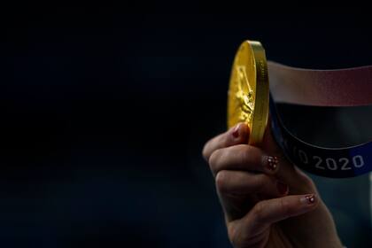 Katie Ledecky, de Estados Unidos, muestra su medalla de oro después de ganar la final femenina de 800 metros estilo libre