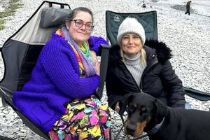 Katie, Lucy y el perro Indie, quien "eligió" a la donante en la playa