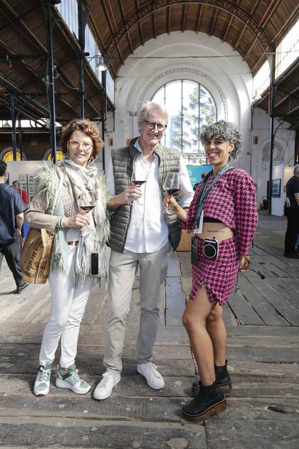 Katja y Christophe Wehr junto a Mariana Rodríguez Iglesias, la curadora de MAPA 2024
