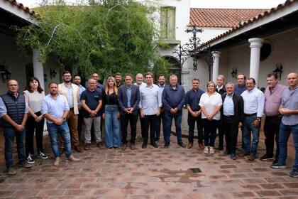 Katopodis e intendentes, reunidos en Luján para escenificar la protesta contra Milei por el estado de las rutas