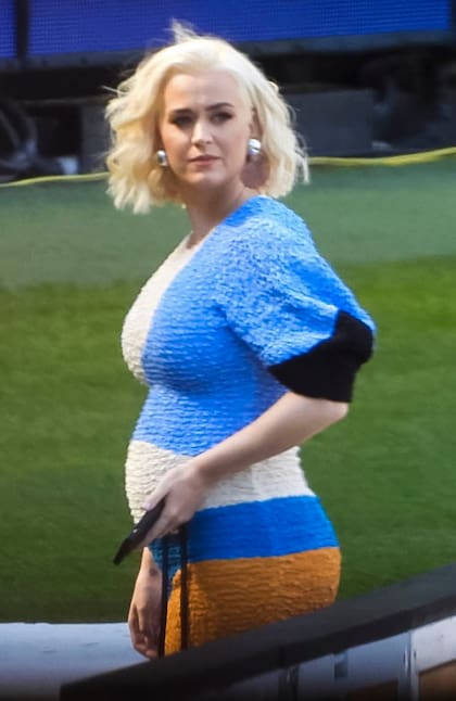 Katy Perry recorrió el campo deportivo con su colorido vestido, luciendo su embarazo con orgullo