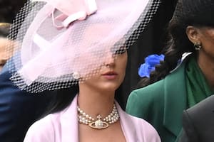 El espectacular collar que lució Katy Perry en la coronación y que sorprendió por su increíble precio