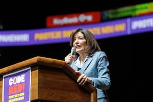 La gobernadora Hochul planea hacer más flexible la ley climática