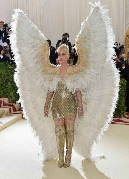 Katy Perry angelada en la gala del Met con alas en su vestido Versace