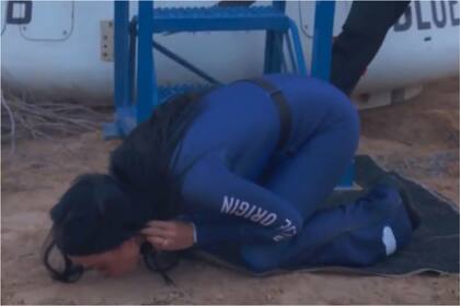 Katy Perry besó la superficie terrestre tras cumplir con el vuelo al espacio