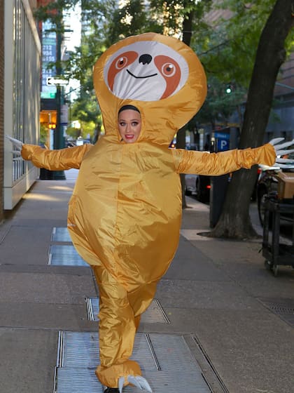 Katy Perry caminando por las calles como un oso gigante