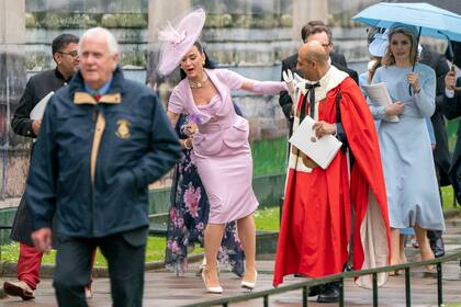 Katy Perry casi cae a la salida de la coronación  (Photo by Jane Barlow / POOL / AFP)
