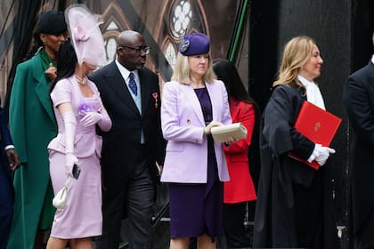 Katy Perry llegó a Westminster con Edward Enninful, editor jefe de la revista Vogue británica y uno de las personas más influyentes en el mundo de la moda del Reino Unido. La cantante va a brindar un concierto en el castillo de Windsor el domingo 7 de mayo por la tarde, junto a otros artistas, entre ellos, Lionel Richie y Andrea Bocelli.