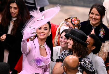 Katy Perry se sacó selfies con el resto de los invitados  (Photo by Gareth Cattermole / POOL / AFP)