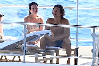 Katy Perry y Orlando Bloom fueron fotografiados relajándose en un yate mientras disfrutaban de sus vacaciones en la costa de Almafitana en Italia 