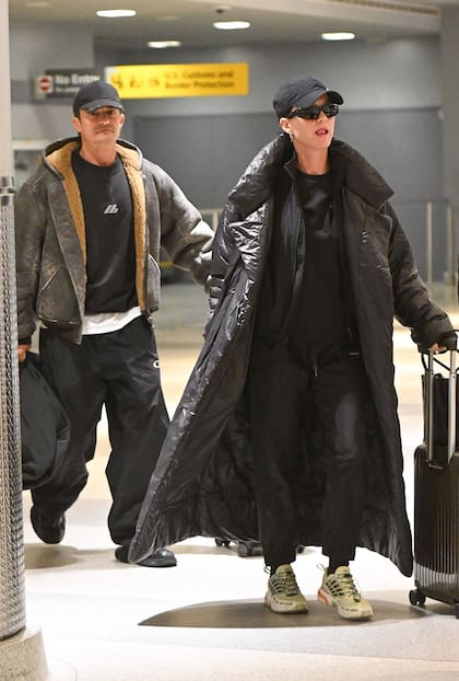 Katy Perry y Orlando Bloom fueron vistos llegando al aeropuerto JFK de la ciudad de Nueva York. La pareja viajó hasta la Gran Manzana para que la cantante pueda actuar en el especial navideño Jingle Ball 2024. La intérprete de "Roar" y "Firework" emprenderá una gira mundial en 2025 que el 9 de septiembre la traerá al Movistar Arena, para alegría de sus fanáticos argentinos