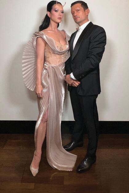 Katy Perry y Orlando Bloom lo dejaron todo en la fiesta con su maquillaje galáctico. Ella se “implantó” unas antenas de marciano y él se borró las cejas.
