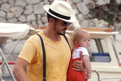 Katy Perry y Orlando Bloom viajaron a Capri para descansar. El actor, con look casual, fue visto con la pequeña Daisy Dove Bloom en brazos