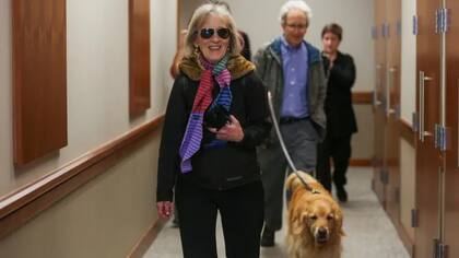 Katz, detrás, está casado con Claudia Goldin, Premio Nobel de Economía de 2023 por su trabajo sobre la desigualdad salarial entre hombres y mujeres.