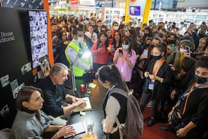 John Katzenbach lo hizo de nuevo:  largó la maratón de firmas en la Feria del Libro