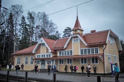 Kauniainen puede presumir de ser el lugar más feliz del planeta, pero incluso aquí, las plazas de aparcamiento en la estación de tren son escasas
