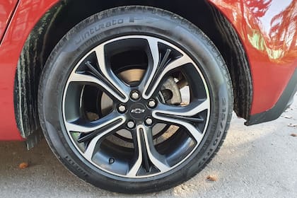 Kavak recomienda hacer una inspección visual de las cubiertas cada 10.000 km.