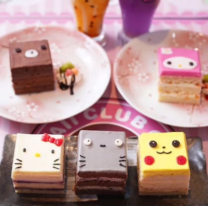 Kawaii Club Café tiene un ambiente lleno de referencias a personajes de Sanrio como Hello Kitty, My Melody, Keroppi y Cinnamoroll, así como el popular pokémon Eevee
