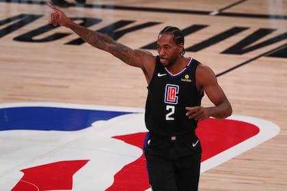 Kawhi Leonard, líder de Los Angeles Clippers en la victoria ante Dallas Mavericks (118-110) por el primer juego de playoffs