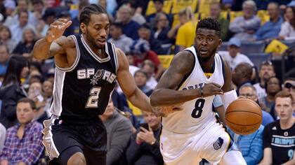 Kawhi Leonard (San Antonio) frente a James Ennis (Memphis)