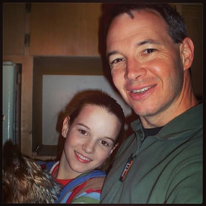 Kay, de pequeña, junto a su padre (Foto: Instagram/@kaypanabaker)
