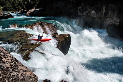 Nouria vuela con su kayak sobre el Río Blanco