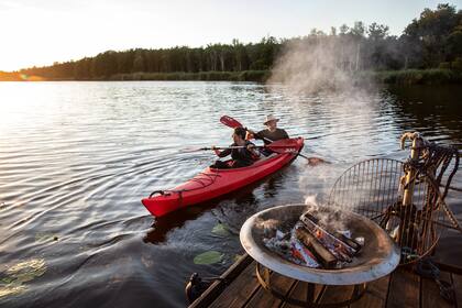 Kayak durante el atardecer en el río Peene.