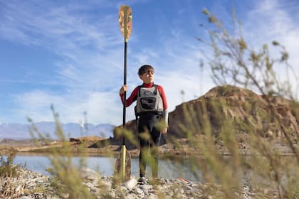 El lago del dique Cuesta del Viento convoca habitualmente a múltiples deportes acuáticos: kitesurf, windsurf y kayak.