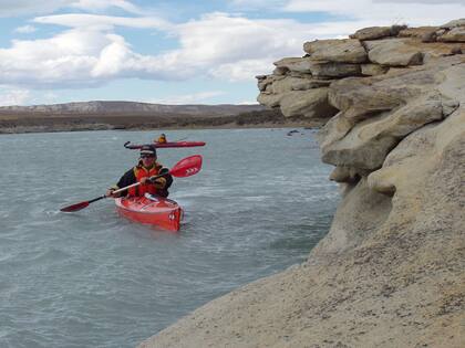 Kayak en el río Leona.