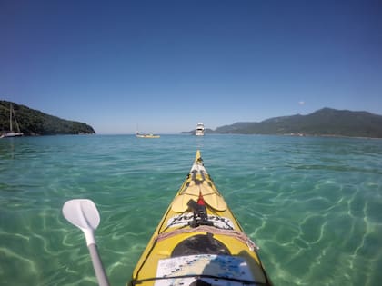 Kayak en las aguas de Lopes Mendes.