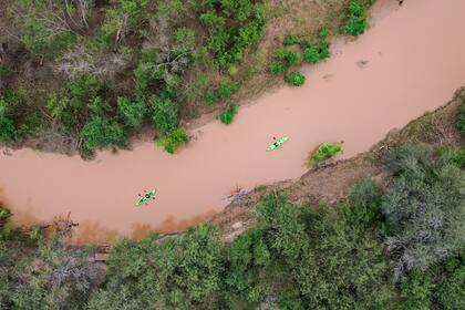 Kayak en río Bermejito, una de las ofertas para los turistas que llegan hasta esta zona.
