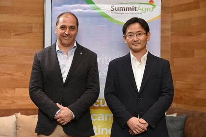 Kazuma Suzuki junto al presidente de Summit Agro Argentina, Marcos Mares