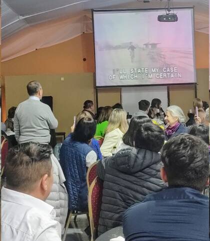 Kazunori Kosaka canta "A mi manera" en la presentación de su biografía