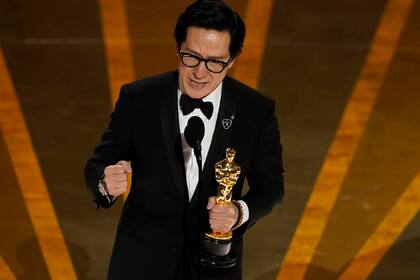 Ke Huy Quan, al recibir el premio como Mejor Actor de Reparto por Todo en todas partes al mismo tiempo, en el Dolby Theatre de Los Angeles. (AP Photo/Chris Pizzello)