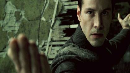 Keanu en tiempos de Matrix, en plena pose Bruce Lee.